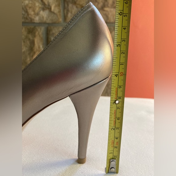 NWOT Stuart Weitzman metallic gold round toe heels sz 9M - Picture 10 of 12